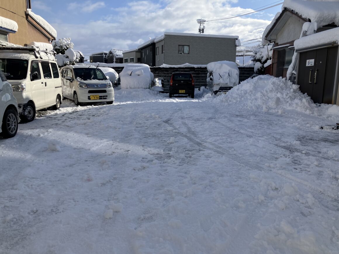 事務所駐車場雪かき